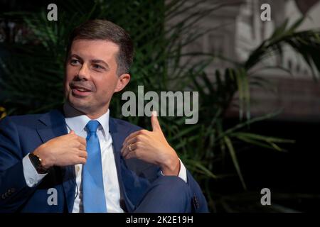 Austin, TX, USA. 22. September 2022. Der US-Verkehrsminister PETE BUTTIGIEG eröffnet das Texas Tribune Festival 2022 mit einem Interview mit dem Tribune-Redakteur Evan Smith (nicht gezeigt) im historischen Paramount Theatre in der Innenstadt von Austin. Buttigieg ist das erste offen schwule Kabinettsmitglied in der Geschichte der USA. (Bild: © Bob Daemmrich/ZUMA Press Wire) Stockfoto