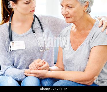 Dem Schlimmsten gegenübergestellt. Ein Arzt, der einen älteren Patienten nach einigen schlechten Nachrichten tröstet. Stockfoto