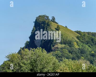 Queen's Bluff erhebt sich über dem Mississippi River aus dem Wissenschafts- und Naturgebiet King's und Queen's Bluff in Minnesota Stockfoto