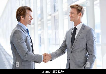 Leben in der Unternehmenswelt. Aufnahme von zwei professionellen Kollegen in einem Bürogebäude. Stockfoto