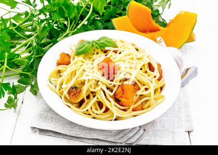 Spaghetti mit Kürbis auf der Platte auf dem Lichtbrett Stockfoto