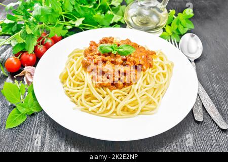 Spaghetti mit Bolognese auf dunklem Holzbrett Stockfoto