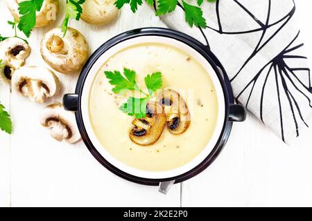 Suppenpüree mit Champignon in der Schüssel an Bord Stockfoto