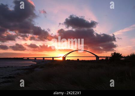 Fehmarn Sound Bridge bei Sonnenuntergang Stockfoto