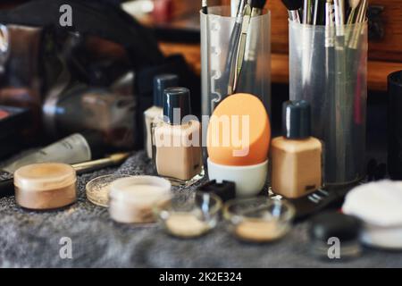 Werkzeuge der Kosmetikbranche. Aufnahme einer Vielzahl von verschiedenen Arten von Make-up auf einem Tisch gelegt. Stockfoto