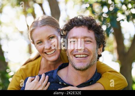 Wahre Liebe. Kurze Aufnahme eines liebevollen Mannes und einer Frau, die im Freien stehen. Stockfoto