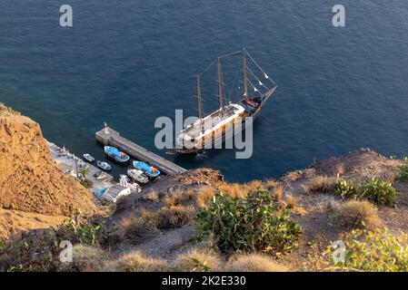 Kreuzfahrtschiff am Pier in Fira Stockfoto