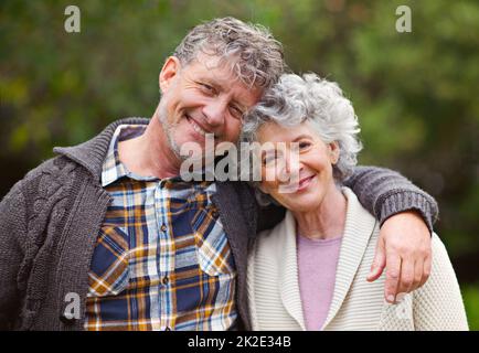 Sie teilen ein Leben voller Erinnerungen. Porträt eines liebevollen älteren Paares, das im Freien zusammensteht. Stockfoto