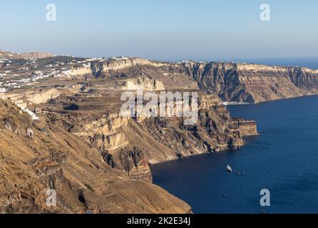 Panoramablick auf die Caldera-Klippen von Santorini vom Dorf Imerovigli auf der Insel Santorini, Griechenland Stockfoto