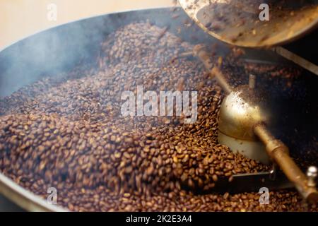 Kaffee für alle Sinne. Nahaufnahme der gerösteten Kaffeebohnen. Stockfoto