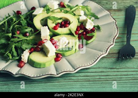 Gesunder Fitnesssalat mit Rucola, Avocado, Feta. Vegetarischer nahrhafter Salat. Keto-Diät. Das Rezept für die Essensidee von Keto Stockfoto