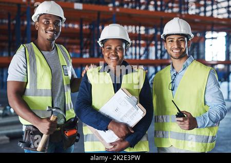 Shes die Frau, die verantwortlich ist. Aufnahme einer Gruppe von Fremdfirmen, die im Lager zusammenstanden. Stockfoto