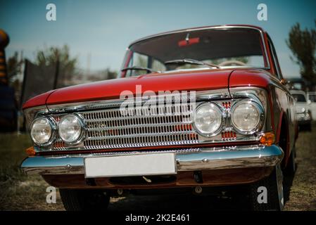 Nahaufnahme der Scheinwerfer des roten Oldtimers. Stockfoto