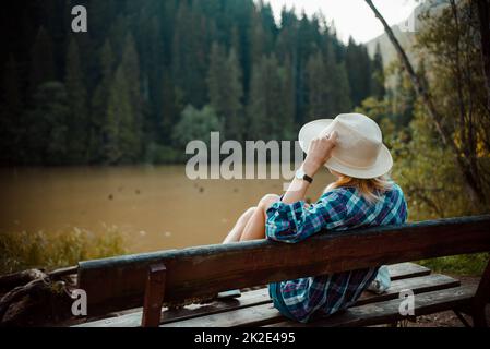 Junge Frau in Jeansshirt und Hut Stockfoto