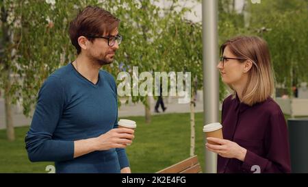 Zwei Kollegen besprechen die Planung während der Auszeit. Stockfoto