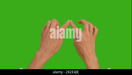 Gesten weibliche Hand, das Symbol der Liebe auf einem grünen Hintergrund, Green Screen, Chroma Key Close-Up. Erstellen Sie Symbole mit der Hand auf Greenscreen. Stockfoto