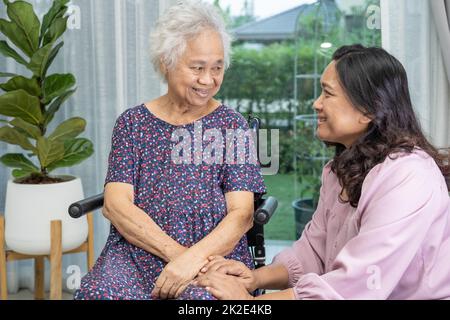 Hilfe und Pflege Asiatische ältere oder ältere alte Dame Frau Patientin sitzt im Rollstuhl auf Krankenpflegeabteilung, gesund starke medizinische Konzept Stockfoto