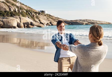 Waren hoch auf Liebe. Aufnahme eines Paares mittleren Alters, das den Tag am Strand verbringt. Stockfoto