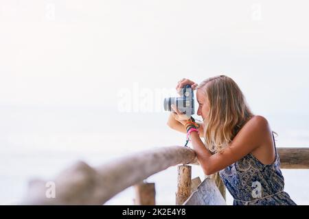 Das perfekte Urlaubsfoto einrahmen. Aufnahme einer jungen Frau, die während eines Urlaubs in Thailand Fotos gemacht hat. Stockfoto