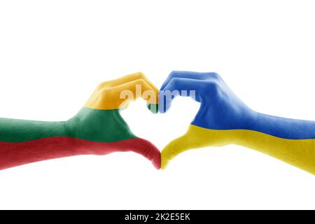 Zwei Hände in Herzform mit litauischer und ukrainischer Flagge isoliert auf weißem Hintergrund Stockfoto