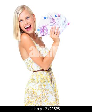 Zum Einkaufen. Porträt einer überfröhten Frau, die einen Fan von europäischem Geld zeigt - isoliert. Stockfoto