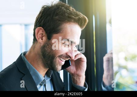 Engagiert für den Job. Aufnahme eines hübschen jungen Geschäftsmannes im Büro. Stockfoto