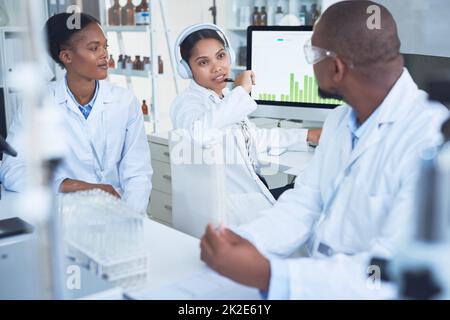 Kombinierte Fähigkeiten für umfassende wissenschaftliche Studien. Aufnahme einer Gruppe von Wissenschaftlern, die in einem Labor forschen. Stockfoto
