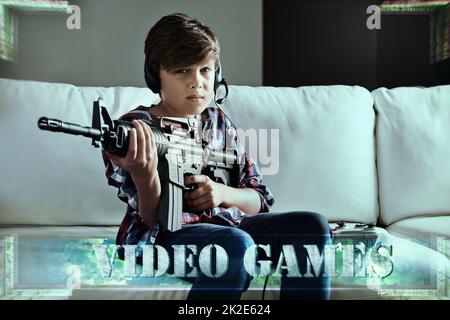 Sperrzeit und Ladezeit. Aufnahme eines Jungen, der gewalttätige Videospiele spielt. Stockfoto