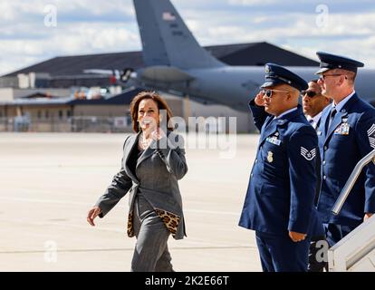 Milwaukee, Wisconsin, 22. September 2022, US-Vizepräsidentin Kamala Harris begrüßt Mitglieder der US Air Force Air National Guard am Mitchell International Airport. Harris sollte am 22. September 2022Credit auf der Konferenz der Democratic Attorneys General Association (DAGA) im Pfister Hotel in Milwaukee, Wisconsin, eine Rede halten: Jeffrey Phelps/Pool via CNP /MediaPunch Stockfoto