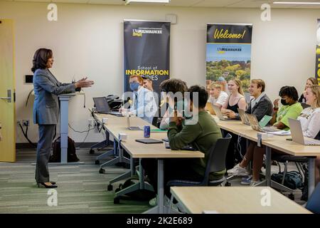 Milwaukee, Vereinigte Staaten. 22. September 2022. Die Vizepräsidentin der Vereinigten Staaten, Kamala Harris, besucht am 22. September 2022 einen Kurs für Politikwissenschaft an der University of Wisconsin in Milwaukee, Wisconsin.Quelle: Jeffrey Phelps/Pool via CNP/dpa/Alamy Live News Stockfoto