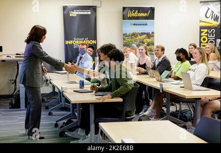 Milwaukee, Vereinigte Staaten. 22. September 2022. Die Vizepräsidentin der Vereinigten Staaten, Kamala Harris, besucht am 22. September 2022 einen Kurs für Politikwissenschaft an der University of Wisconsin in Milwaukee, Wisconsin.Quelle: Jeffrey Phelps/Pool via CNP/dpa/Alamy Live News Stockfoto