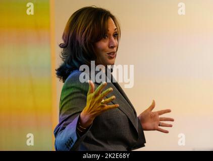 Milwaukee, Vereinigte Staaten. 22. September 2022. Die Vizepräsidentin der Vereinigten Staaten, Kamala Harris, besucht am 22. September 2022 einen Kurs für Politikwissenschaft an der University of Wisconsin in Milwaukee, Wisconsin.Quelle: Jeffrey Phelps/Pool via CNP/dpa/Alamy Live News Stockfoto