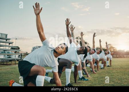 Die Vorbereitungen für das große Spiel haben begonnen. Kurzer Schuss einer Gruppe junger Rugby-Spieler, die tagsüber auf dem Feld trainieren. Stockfoto