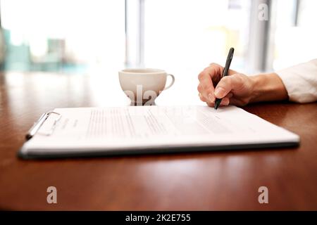 Einen neuen Vorschlag zu Papier bringen. Nahaufnahme einer unkenntlichen Geschäftsfrau, die Papierkram in einem Büro ausfüllt. Stockfoto