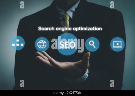 Hand Geschäftsmann Symbol SEO Suchmaschinenoptimierung virtuellen Bildschirm.Social Network digitales Geschäftskonzept. Stockfoto