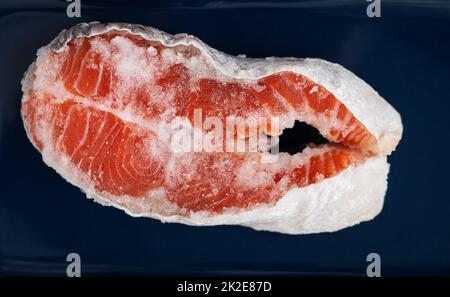 Frisches rohes Lachssteak mit grobem rosafarbenem Salz zum Grillen zubereitet. Gesunde Meeresfrüchte. Gesundes Essen. Stockfoto