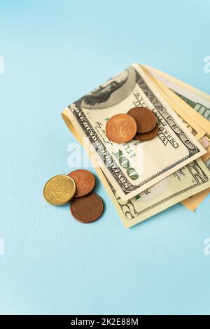 Internationales Währungsgeld einschließlich Euro, Dollar, Münzen, Dollarschein. Nahaufnahme. Stockfoto