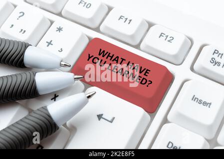 Text mit Inspiration Was haben Sie gelernt? Frage. Internet-Konzept Was Haben Sie Gelernt? Frage Eingeben Von Produktzutaten, Kurzdarstellung Der Aktualisierten Tastatur Stockfoto