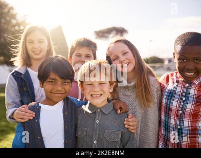 Sie sind einfach nur Kinder. Aufnahme von jungen Kindern, die im Freien zusammen spielen. Stockfoto