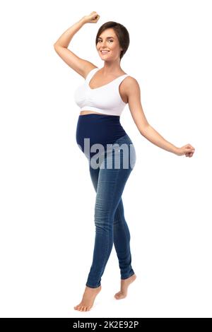 Junge und schwanger Frau trägt Mutterschaftsjeans Stockfoto