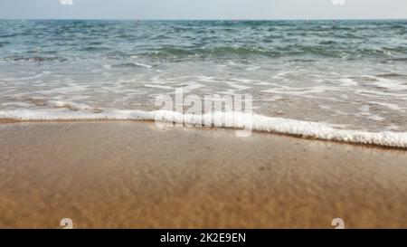 Low Angle/Erdgeschoss Foto von nassem Sand am Strand, Meer im Hintergrund. Stockfoto