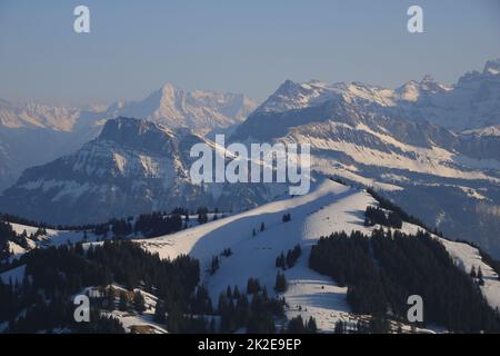 Berggipfel im Kanton Schwyz von der Rigi Kulm aus gesehen. Stockfoto