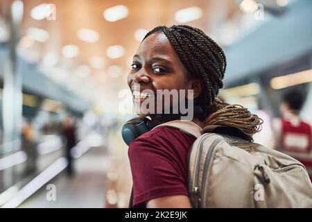 Ich fliege alleine. Kurzer Schuss einer glücklichen jungen Frau am Flughafen. Stockfoto