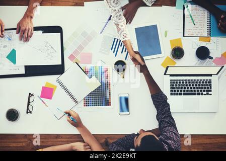 Der Startvorgang beginnt jetzt. Aufnahmen von Geschäftsleuten, die sich bei einem Treffen mit Kollegen die Hände schüttelten. Stockfoto