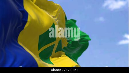 Detail der Nationalflagge von St. Vincent und den Grenadinen, die an einem klaren Tag im Wind winken Stockfoto