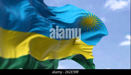 Detail der Nationalflagge Ruandas, die an einem klaren Tag im Wind winkt Stockfoto