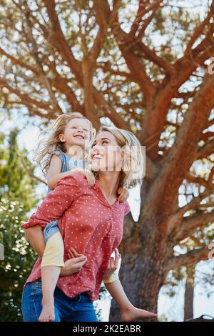 Schert den Schatz meines Lebens. Eine kurze Aufnahme einer Mutter und Tochter, die gemeinsam einen Tag im Freien genießen. Stockfoto