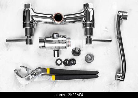 Über der Ansicht von Schraubenschlüssel, Wasserhahn, Umlenker, Auswurfkrümmer Stockfoto
