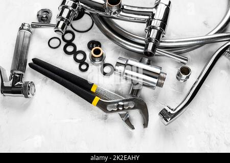 Über der Ansicht des Schraubenschlüssels, demontierter Wasserhahn Stockfoto