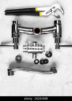 Draufsicht von Schraubenschlüssel, Wasserhahn, Umlenker, Auswurfkrümmer Stockfoto